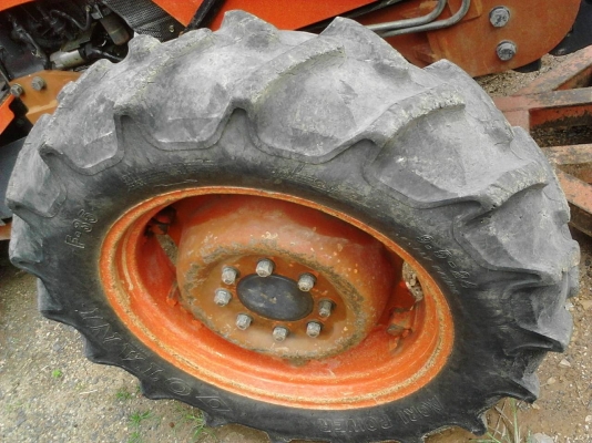 รถไถ KUBOTA 7040  ,  2 เพลา.   ( รถทำงาน 5,9xx กว่า ชม. )     สนใจติดต่อ  081 - 6079515