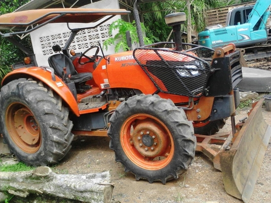 รถไถ KUBOTA 7040  ,  2 เพลา.   ( รถทำงาน 5,9xx กว่า ชม. )     สนใจติดต่อ  081 - 6079515