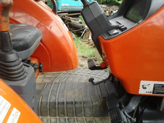 รถไถ KUBOTA 7040  ,  2 เพลา.   ( รถทำงาน 5,9xx กว่า ชม. )     สนใจติดต่อ  081 - 6079515