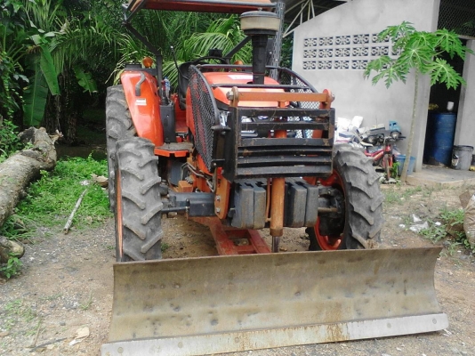 รถไถ KUBOTA 7040  ,  2 เพลา.   ( รถทำงาน 5,9xx กว่า ชม. )     สนใจติดต่อ  081 - 6079515