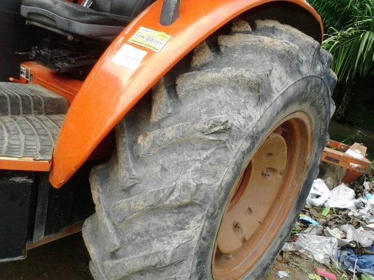 รถไถ KUBOTA 7040  ,  2 เพลา.   ( รถทำงาน 5,9xx กว่า ชม. )     สนใจติดต่อ  081 - 6079515