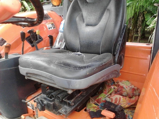 รถไถ KUBOTA 7040  ,  2 เพลา.   ( รถทำงาน 5,9xx กว่า ชม. )     สนใจติดต่อ  081 - 6079515