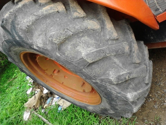 รถไถ KUBOTA 7040  ,  2 เพลา.   ( รถทำงาน 5,9xx กว่า ชม. )     สนใจติดต่อ  081 - 6079515