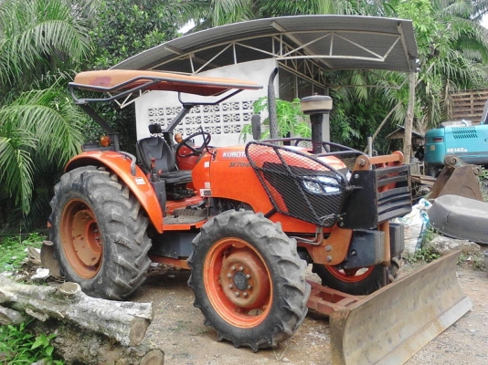 รถไถ KUBOTA 7040  ,  2 เพลา.   ( รถทำงาน 5,9xx กว่า ชม. )     สนใจติดต่อ  081 - 6079515