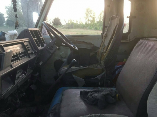 ขายรถเทนเลอร์สิบล้อISUZU JCM  285,000 บาท เครื่อง 6BD1-165 แรง  เล่มทะเบียนภาษีไม่ขาด 090-772-3710 090-772-3708