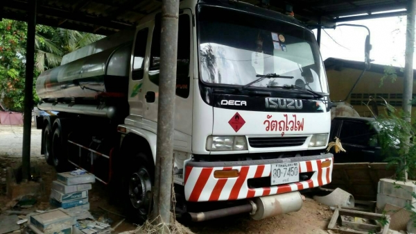 ขายรถสิบล้อบรรทุกน้ำมัน ISUZU  DECA  FVM33MT  230 แรง เพลาเดียวหัวบางยางดีคัชซีสวยเอกสารพร้อมโอนราคา 950,000 090-772-3710 090-772-3708