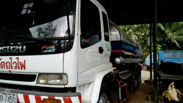 ขายรถสิบล้อบรรทุกน้ำมัน ISUZU  DECA  FVM33MT  230 แรง เพลาเดียวหัวบางยางดีคัชซีสวยเอกสารพร้อมโอนราคา 950,000 090-772-3710 090-772-3708