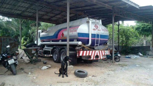 ขายรถสิบล้อบรรทุกน้ำมัน ISUZU  DECA  FVM33MT  230 แรง เพลาเดียวหัวบางยางดีคัชซีสวยเอกสารพร้อมโอนราคา 950,000 090-772-3710 090-772-3708