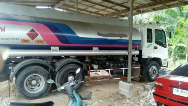 ขายรถสิบล้อบรรทุกน้ำมัน ISUZU  DECA  FVM33MT  230 แรง เพลาเดียวหัวบางยางดีคัชซีสวยเอกสารพร้อมโอนราคา 950,000 090-772-3710 090-772-3708