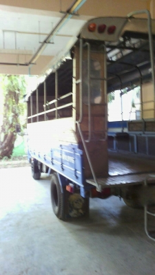 รถอีซูซู 6 ล้อ ( ไม่ดั้ม )  NKR 130 แรงม้า. ปี 47.   สนใจติดต่อ  081 - 6079515