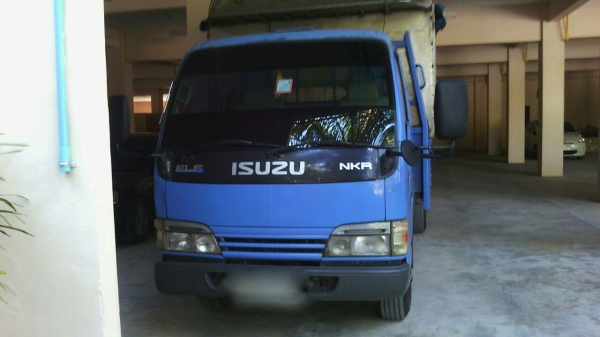 รถอีซูซู 6 ล้อ ( ไม่ดั้ม )  NKR 130 แรงม้า. ปี 47.   สนใจติดต่อ  081 - 6079515
