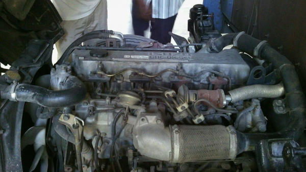 รถอีซูซู 6 ล้อ ( ไม่ดั้ม )  NKR 130 แรงม้า. ปี 47.   สนใจติดต่อ  081 - 6079515