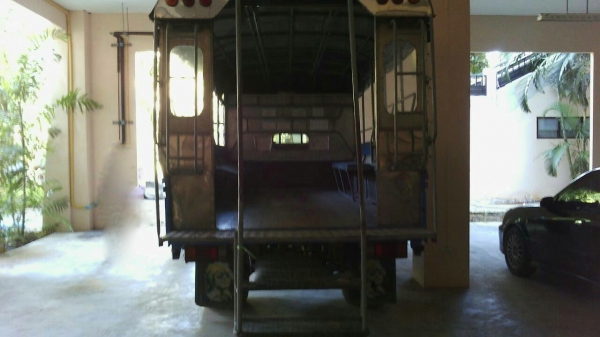 รถอีซูซู 6 ล้อ ( ไม่ดั้ม )  NKR 130 แรงม้า. ปี 47.   สนใจติดต่อ  081 - 6079515