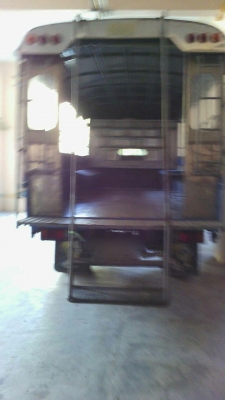 รถอีซูซู 6 ล้อ ( ไม่ดั้ม )  NKR 130 แรงม้า. ปี 47.   สนใจติดต่อ  081 - 6079515