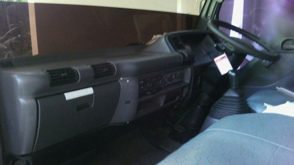 รถอีซูซู 6 ล้อ ( ไม่ดั้ม )  NKR 130 แรงม้า. ปี 47.   สนใจติดต่อ  081 - 6079515