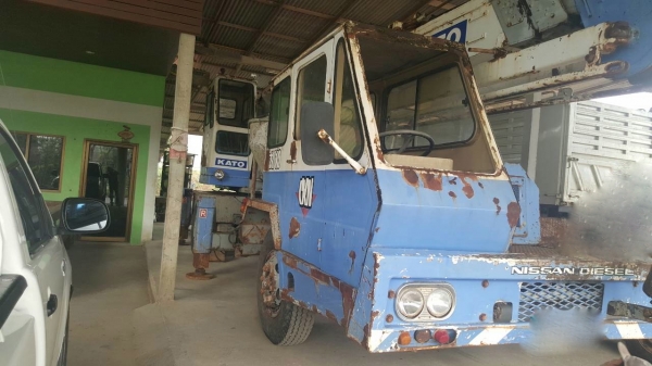 รถนิสสัน 6 ล้อ ติดเครน 11 ตัน.  165 แรงม้า. ปี 52.    สนใจติดต่อ  081 - 6079515