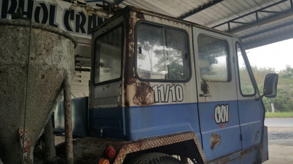 รถนิสสัน 6 ล้อ ติดเครน 11 ตัน.  165 แรงม้า. ปี 52.    สนใจติดต่อ  081 - 6079515