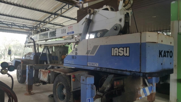 รถนิสสัน 6 ล้อ ติดเครน 11 ตัน.  165 แรงม้า. ปี 52.    สนใจติดต่อ  081 - 6079515