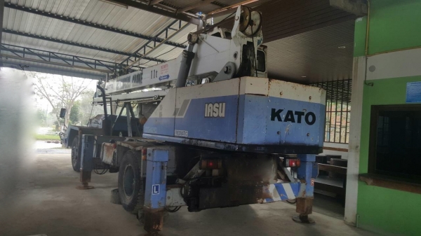 รถนิสสัน 6 ล้อ ติดเครน 11 ตัน.  165 แรงม้า. ปี 52.    สนใจติดต่อ  081 - 6079515