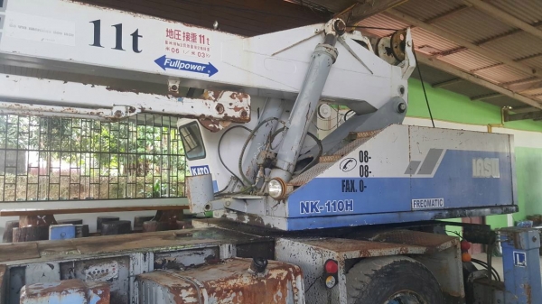 รถนิสสัน 6 ล้อ ติดเครน 11 ตัน.  165 แรงม้า. ปี 52.    สนใจติดต่อ  081 - 6079515