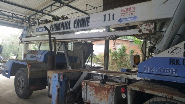 รถนิสสัน 6 ล้อ ติดเครน 11 ตัน.  165 แรงม้า. ปี 52.    สนใจติดต่อ  081 - 6079515