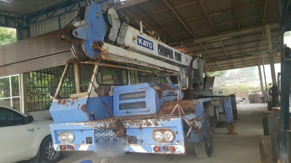 รถนิสสัน 6 ล้อ ติดเครน 11 ตัน.  165 แรงม้า. ปี 52.    สนใจติดต่อ  081 - 6079515