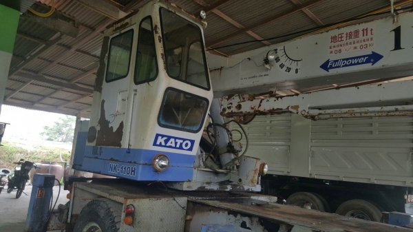 รถนิสสัน 6 ล้อ ติดเครน 11 ตัน.  165 แรงม้า. ปี 52.    สนใจติดต่อ  081 - 6079515