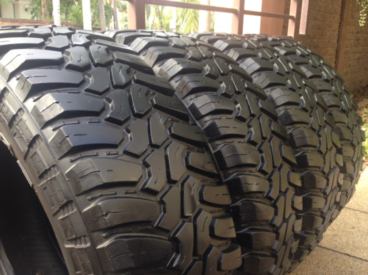 ยาง Mud Deestone 265 75 16 กลางปี13 ดอกเต็มใช้กันยาว ราคาไม่แพง