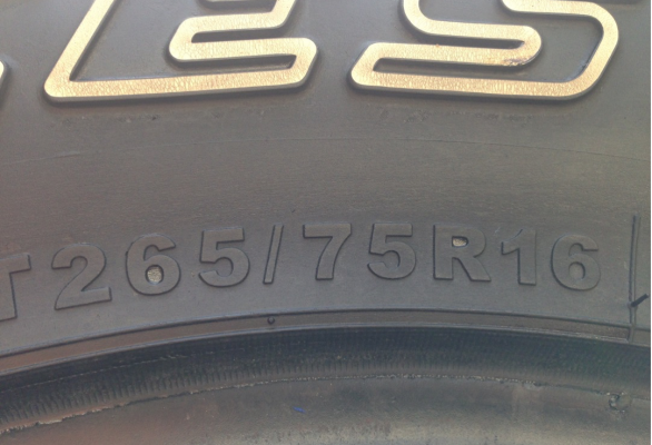 ยาง Mud Deestone 265 75 16 กลางปี13 ดอกเต็มใช้กันยาว ราคาไม่แพง