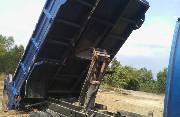 ISUZU DECA 195 HP 6HE1 หกล้อดั๊มพ์ กระบะดั๊มพ์เหล็ก 5 ตันความยาว 3.60 เมตรสภาพสวยพร้อมบรรทุกหนักได้เลย ภายในเก๋งคอนโซลสวยครบ พวงมาลัยเพาเวอร์ ระบบเบรคทริ๊ปฟี้ครบครัน ช่วงล่างคัชซีไม่บวม ยาง 8.25 ขอบ 16 สภาพดีพร้อมใช้งาน เอกสารทะเบียนครบ ราคาต่อรองได้ครับ