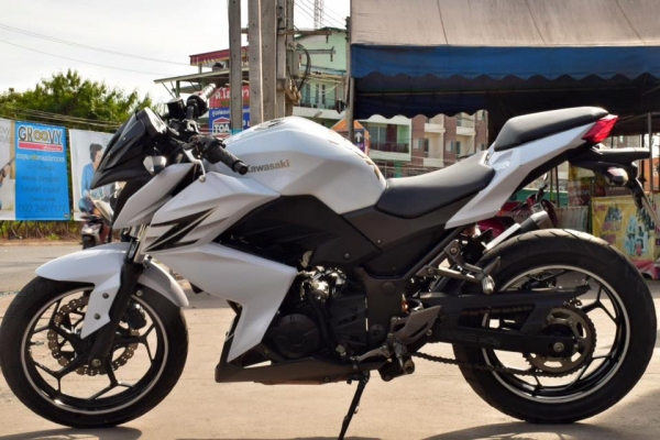 Kawazaki Z250 สีขาว ปี 2013 สภาพสวย ๆ เดิม ๆ ราคา เบา ๆ