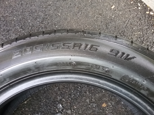 ยางDUNLOP 205 55R16 ปี2015 สภาพสวยมากๆไร้ที่ติ ดอกเยอะมากๆ90\% ไม่มีปะ