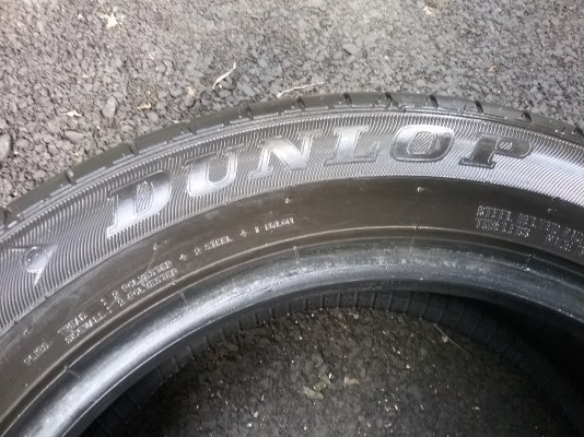 ยางDUNLOP 205 55R16 ปี2015 สภาพสวยมากๆไร้ที่ติ ดอกเยอะมากๆ90\% ไม่มีปะ