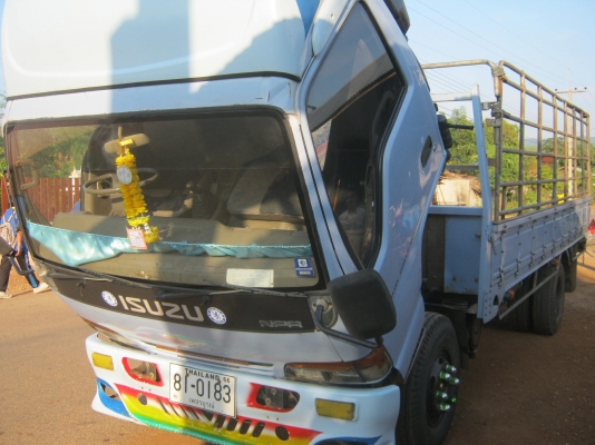 รถ6ล้อ  NPR 120แรงปี40ฝาขาว