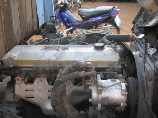 รถ6ล้อ  NPR 120แรงปี40ฝาขาว