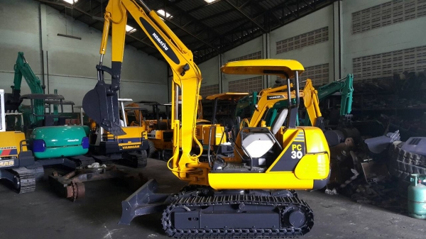 ขาย รถขุด KOMATSU รุ่น PC30-7- มือสองญี่ปุ่น แทรกเหล็ก สลักแน่นทั้งคัน พร้อมใช้งาน มือถือ/LINE ID : 0818753444