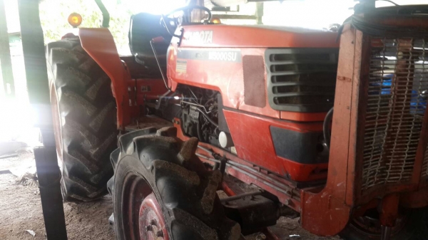 รถไถ KUBOTA  M5000. 2 เพลา. ( รถทำงาน 4,xxx ชม. )   สนใจติดต่อ  081 - 6079515