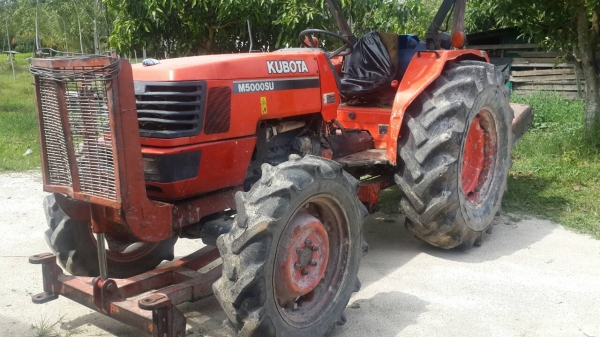 รถไถ KUBOTA  M5000. 2 เพลา. ( รถทำงาน 4,xxx ชม. )   สนใจติดต่อ  081 - 6079515