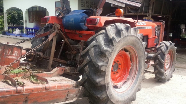 รถไถ KUBOTA  M5000. 2 เพลา. ( รถทำงาน 4,xxx ชม. )   สนใจติดต่อ  081 - 6079515
