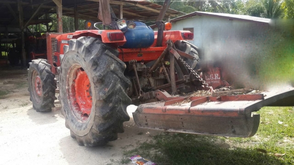 รถไถ KUBOTA  M5000. 2 เพลา. ( รถทำงาน 4,xxx ชม. )   สนใจติดต่อ  081 - 6079515