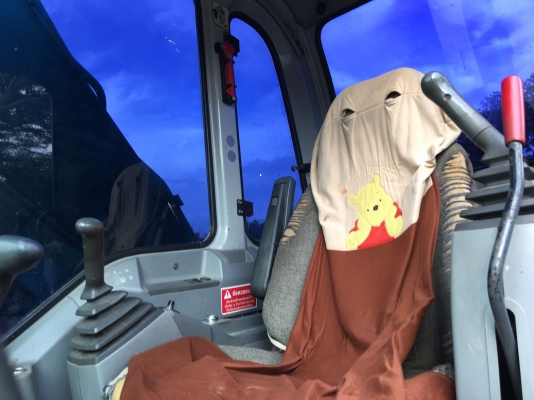 รถแบคโฮ  KOBELCO 200 YN - 09   ,  ( รถทำงาน 11,2xx ชม. )    สนใจติดต่อ  081 - 6079515