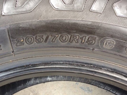 ยาง Bridgstone 205-70-15 ปี 15 2 เส้น ปี14 2 เส้น ครบชุด 4 เส้น 6000 สภาพสวยๆดอกยางนิ่มๆไม่บวมดอกยางเหลือเยอะวิ่งใด้อีกนานค่ะ