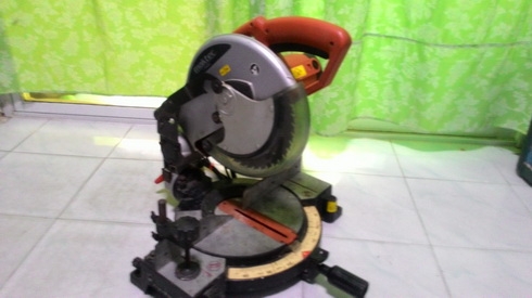 เลื่อยตัดองศา ขนาด 1500 วัตต์ ใช้ใบขนาด 10 นิ้ว MAKTEC รุ่น mt230 สภาพพร้อมใช้งานครับ เลื่อยตัดองศา ขนาด 1500 วัตต์ ใช้ใบขนาด 10 นิ้ว MAKTEC รุ่น mt230 สภาพพร้อมใช้งานครับ