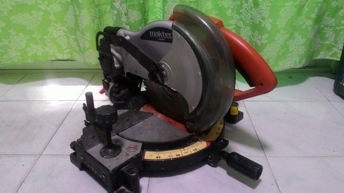 เลื่อยตัดองศา ขนาด 1500 วัตต์ ใช้ใบขนาด 10 นิ้ว MAKTEC รุ่น mt230     สภาพพร้อมใช้งานครับ