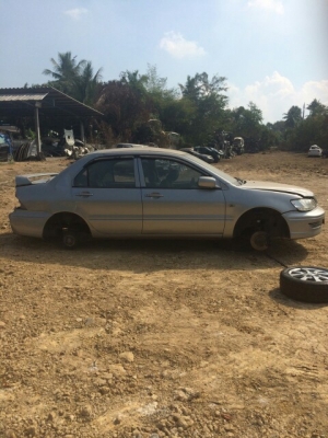 ซากมิตซูซีเดียเเยกถอดขายเป็นอะไหลทั้งคันทุกอย่างสอบถามมีหลายรุ่นเก๋งเเละกระบะ