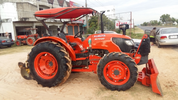 385000บาท งดต่อรองนะครับ เอาไปเลยครับลดไปเลย60000ราคาพ่อค้าเอาไปทำกำไรต่อครับคูโบต้าM7040ถูกๆสวยๆครับ พร้อมใช้งานเลยครับ เครื่องแน่น เกียร์ดี เล่มทะเบียนพร้อมครับ
