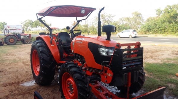 385000บาท งดต่อรองนะครับ เอาไปเลยครับลดไปเลย60000ราคาพ่อค้าเอาไปทำกำไรต่อครับคูโบต้าM7040ถูกๆสวยๆครับ พร้อมใช้งานเลยครับ เครื่องแน่น เกียร์ดี เล่มทะเบียนพร้อมครับ