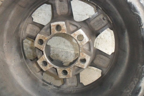 ล้อแม็ก16นิ้ว6รู พร้อมยาง สวยๆ 1 คู่ ราคา 3700 บาท