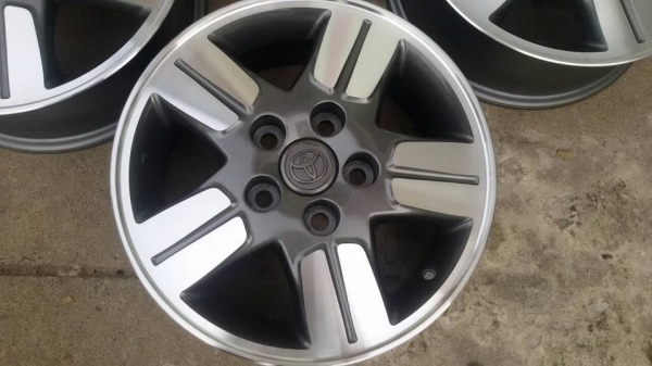 ขายล้อแม็ก vigo 15"  สนใจติดต่อเล็กคลองสามครับ 081-3747940