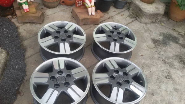 ขายล้อแม็ก vigo 15"  สนใจติดต่อเล็กคลองสามครับ 081-3747940